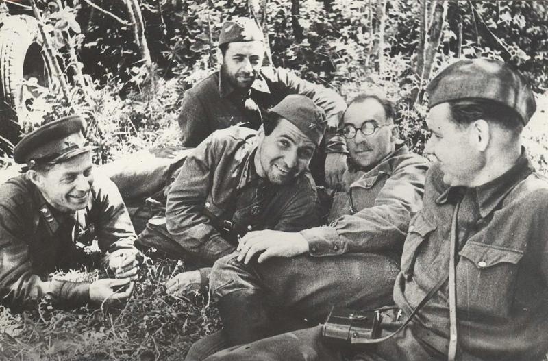 Военкоры с фронтов. Военкоры с фронтов. Военкоры вов. Писатели на фронте. Военкоры с фронтов.