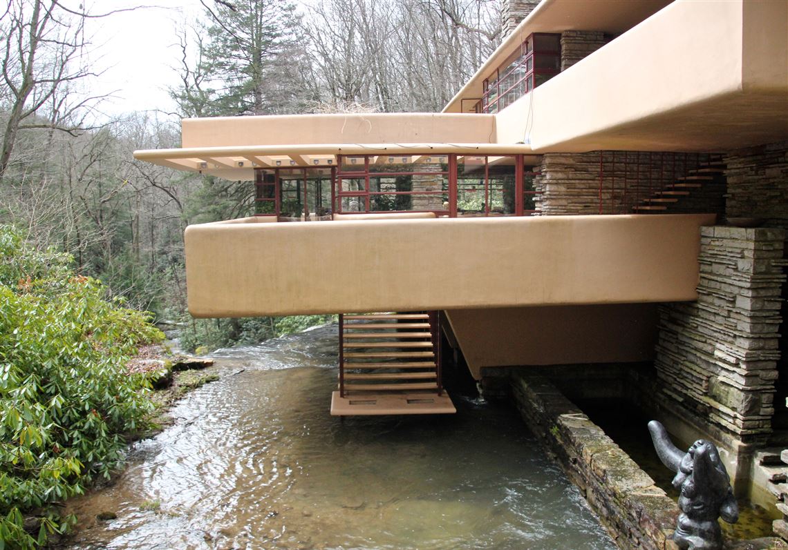 EAUSAT1's tweet photo. #EfemérideDeArquitectura
#TaldíaComoHoy de 1938 Frank Lloyd Wright y Fallingwater fueron la portada de la revista @TIME . El diseño es de 1935. Fallingwater ejemplifica la filosofía de la arquitectura orgánica de Wright: la unión armoniosa del arte y la naturaleza. https://t.co/zEs9jWOGrv