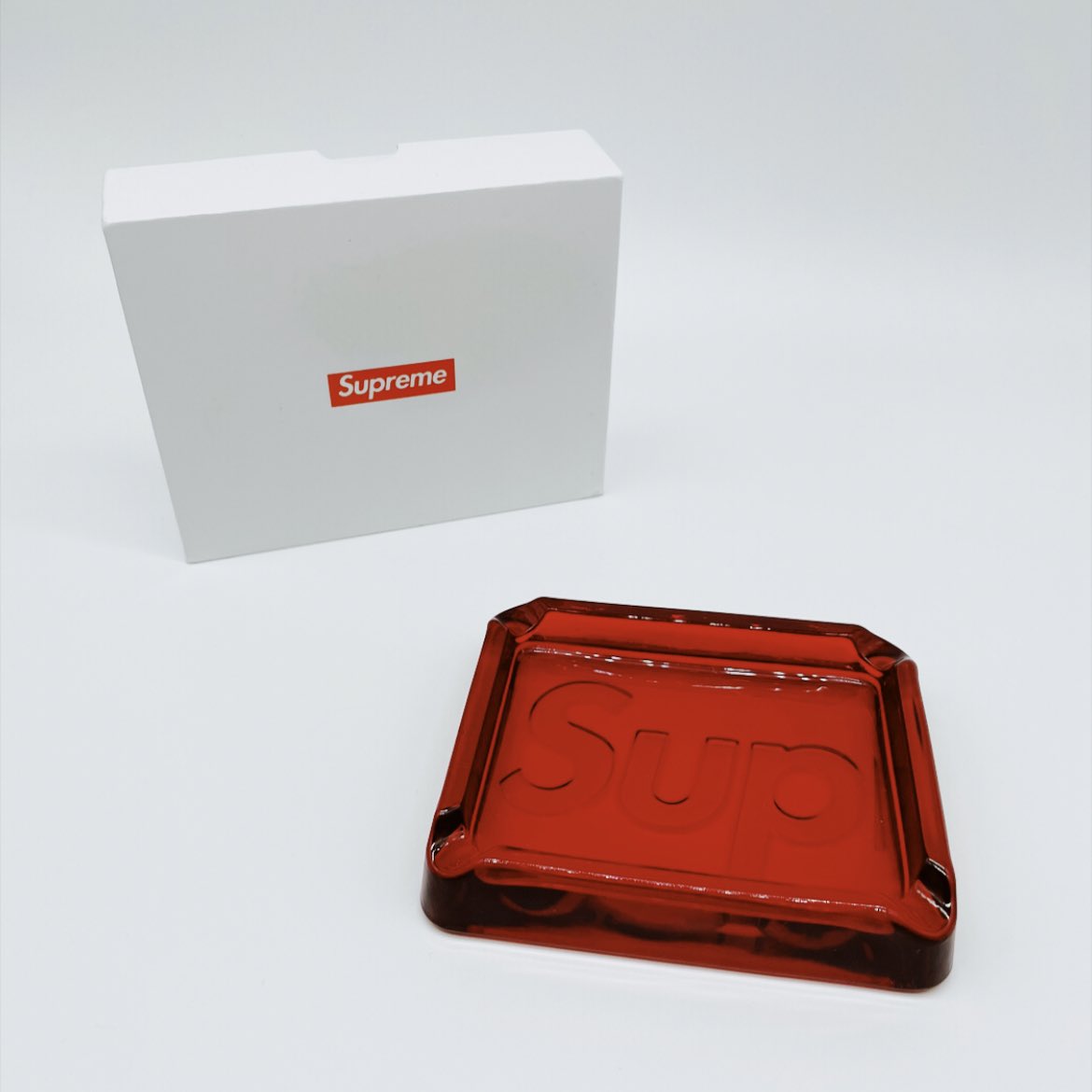 NineTwoSmoke's tweet image. Giving away this brand new Supreme Ash Tray ! Follow us on IG to find out how to win !