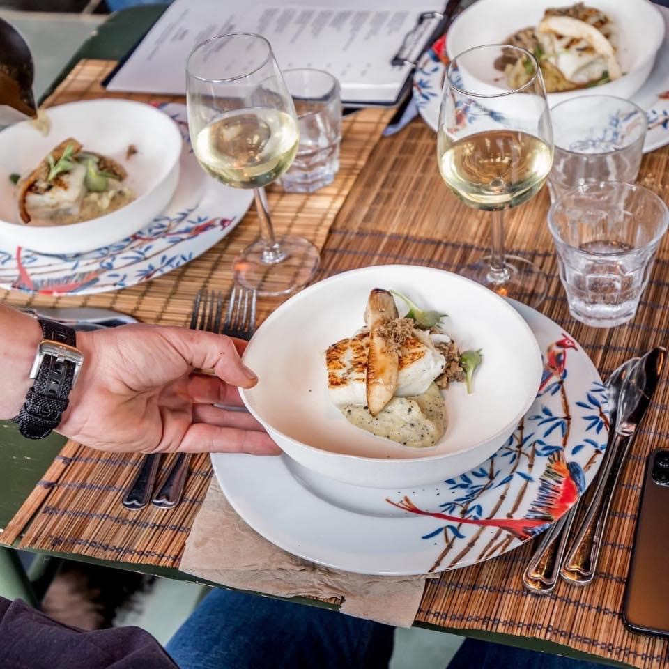What #tablescape goals are made of. 😍  Host your next dinner using our Symbiose by the Jane Line. Consisting of 3 different sized bagasse bowls and a top/side plate, Symbiose brings #sustainability, quality, and design together. Available in packs of 20 or 50.