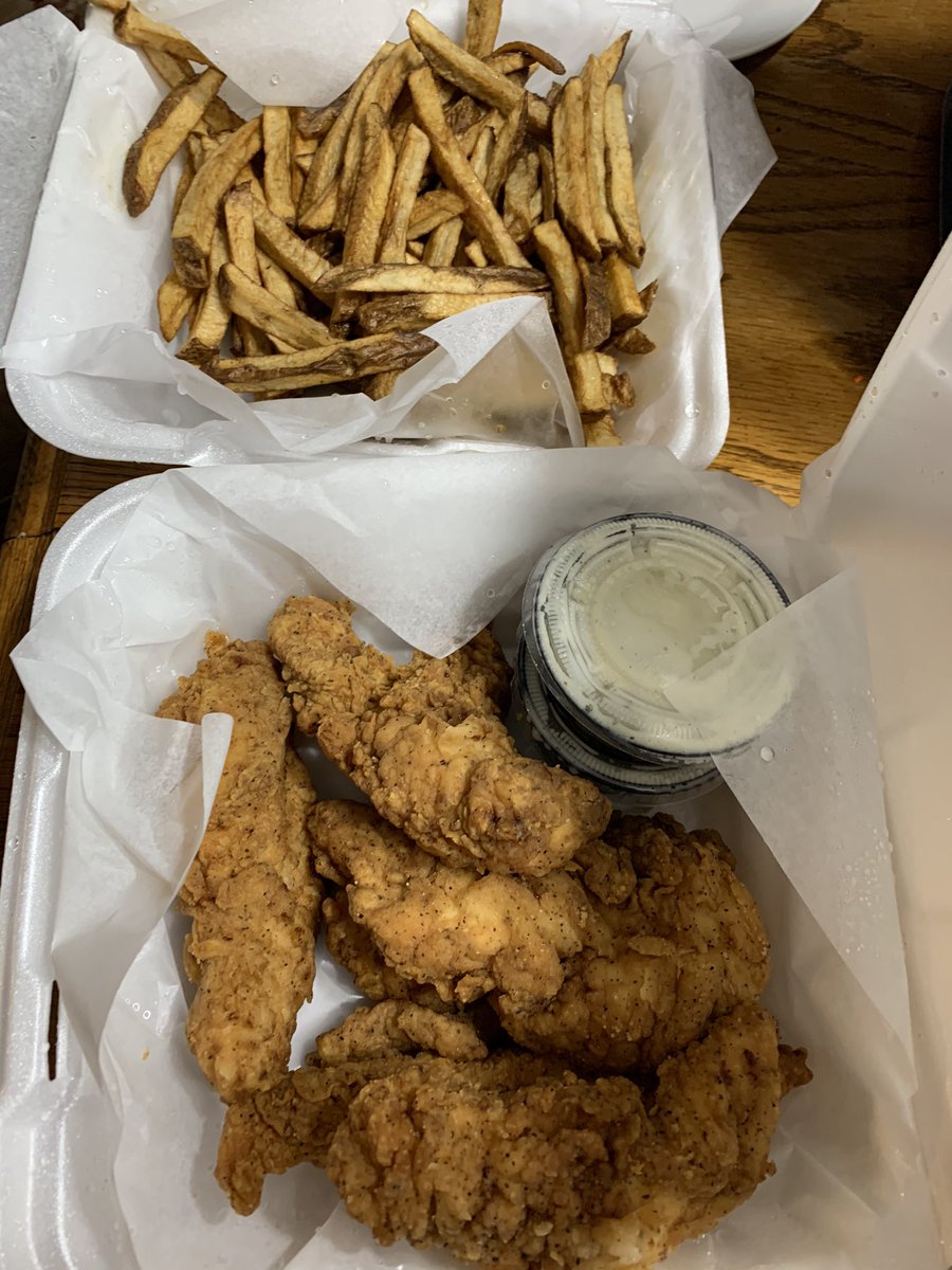 senoroukc's tweet photo. Football spread; Menudo, barbacoa, pizza, hot wings, tenders and fries. #AFCDivisionalGame #SundayBest https://t.co/WDTWzRtcOX