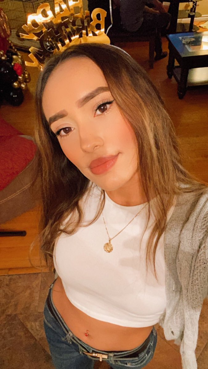 jazzyfea2's tweet photo. im feelin lovely 🤎🍾💸 https://t.co/MVb1tEm0He