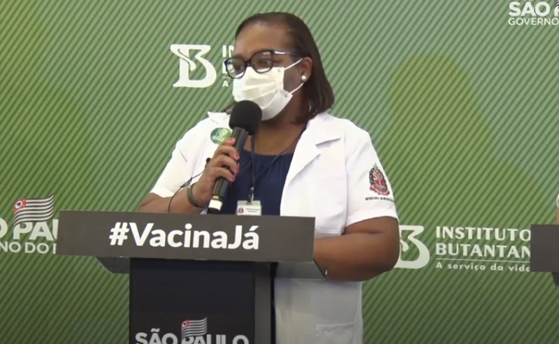 "Não tenham medo, é a chance que temos de salvar vidas", diz enfermeira vacinada → bit.ly/3nUziaU