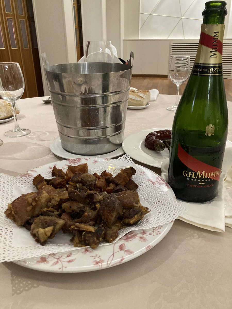 GERARDODIAZHER's tweet photo. Al fin celebramos San Antòn. Otros años Las Cabañas eran el centro de la gastronomía comarcal . Este año por las medidas de seguridad ha sido un poema corto: Jeta,torreznos , judías,oreja,rabo,costilla ,manitas morcilla,chorizo y GH MUMM. Nos arruinaremos pero de pie https://t.co/Ash6AGbe7v