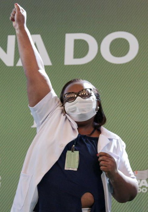 A alegria de celebrar a vida! Saúde acima de tudo! A ciência em favor de todos! Vida longa p/a Mônica, 1ª brasileira vacinada! 
#VacinaParaTodos