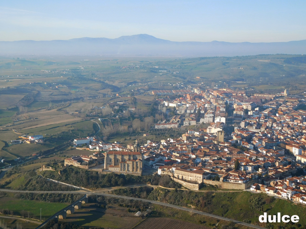 Angelparamotor's tweet photo. Coria la tarde de hoy; cuando subías por encima de la capa de inversión que teníamos, casi perdías la visión de Coria https://t.co/U7Q6LFqOau
