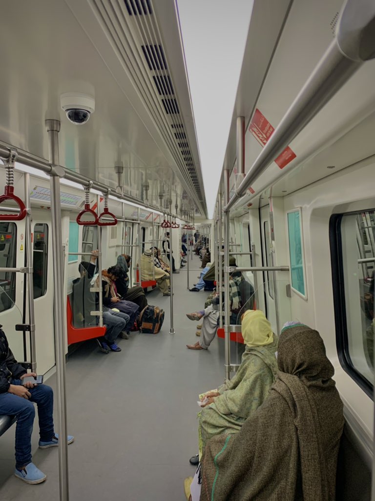 Long-thread: A Sunday morning well-spent exploring Lahore’s Orange-line Light-rail metro train with  @gulraizkhan.One thing I can tell about the experience is that it was in nowhere any less than the best Metros in the developed West.