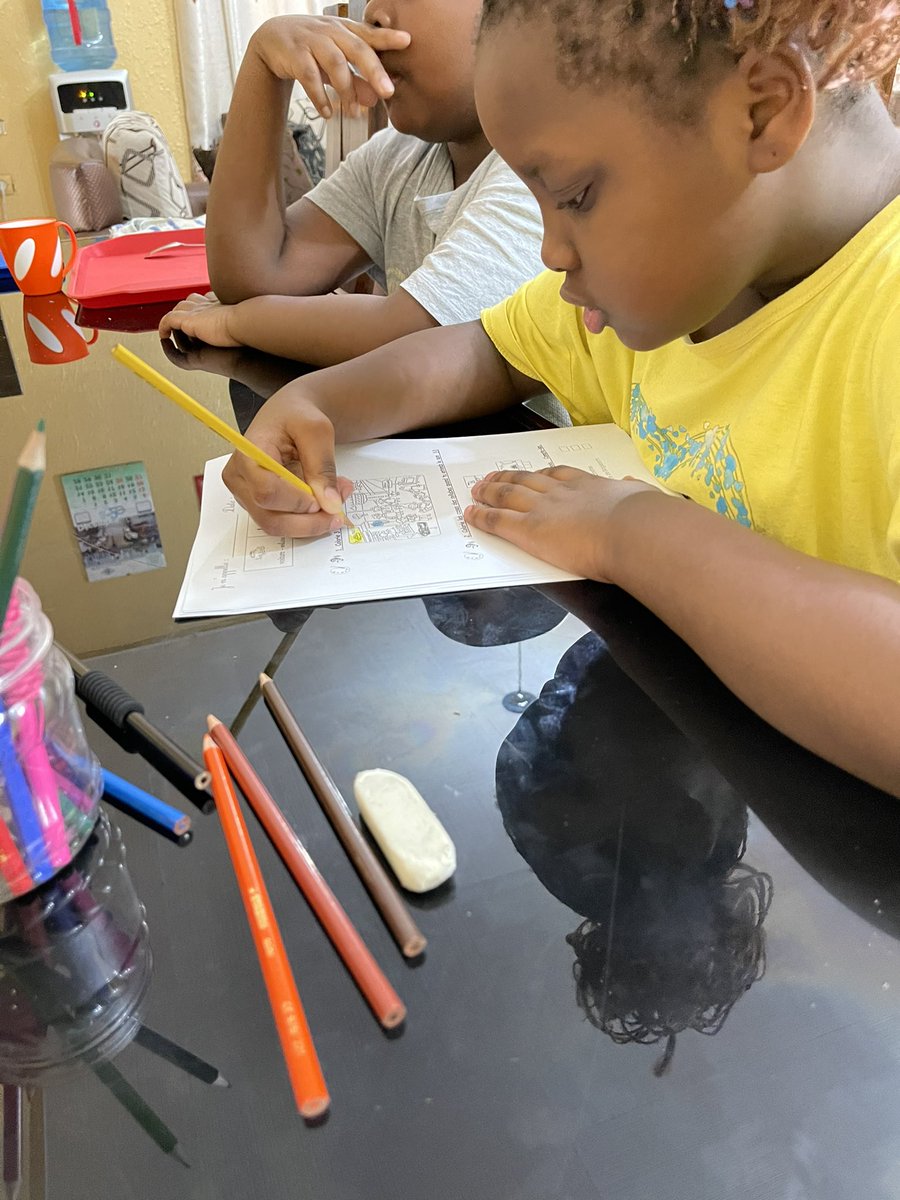 Belivres's tweet photo. L’école en ligne, ce sont (nous) les parents qui souffrons 😓
Pas moyen de bouger car c’est moi qui dois récupérer les cours en ligne et les leur donner 😪
Vivement la reprise 🙏
#RDC
#COVID19 https://t.co/ZZ8qD2yltA
