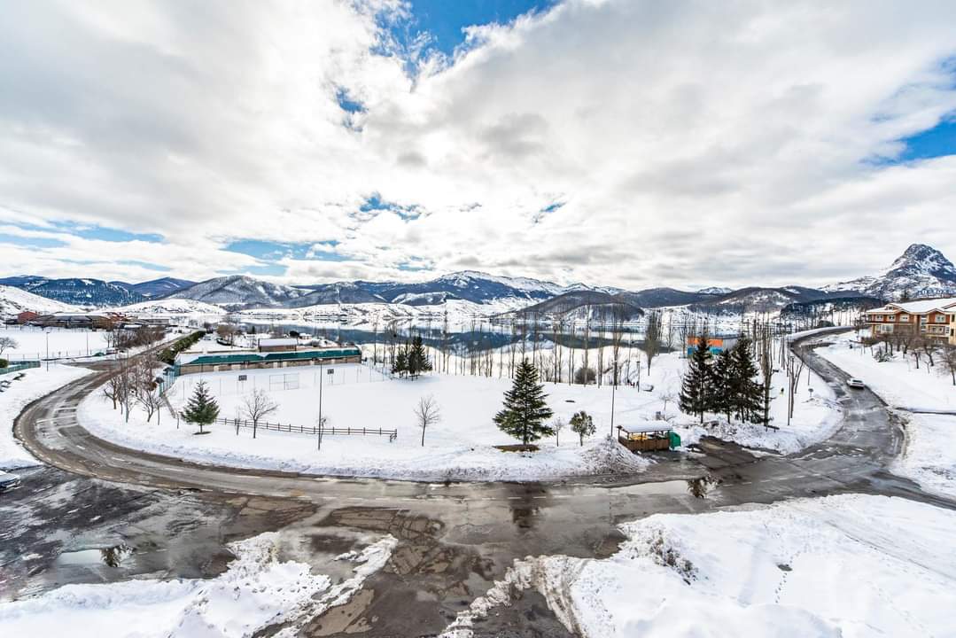 PhotoValdueza's tweet photo. Este domingo montamos la oficina con vistas a #Riaño, #leonesp #CastillaYLeon #Spain.  Día tranquilo, con bonitos paisajes nevados y un poco diferente. 🙃😊 #diainternacionaldelanieve #WorldSnowDay #pantanoderiaño #fotografo #fotografodeeventos #fotografodebodas #nieve https://t.co/nPzIVjlLa1