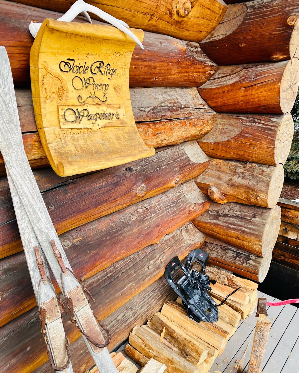 IcicleRidge's tweet photo. The Wagoner’s Home! 🥂
.
.
Log Home essentials! Fire wood, snowshoes &amp; a pair of classic skis! The wine is inside of course...Happy Sunday🍷🪵 ✨
.
.
#IcicleRidgeWinery #WagonerHome #WoodFamily #LogHome #OPEN #FireWod #Skis #Snowshoes #ShopLocal #Leavenworth #VisitUs #winesofwa https://t.co/CJjCU4l4Hr