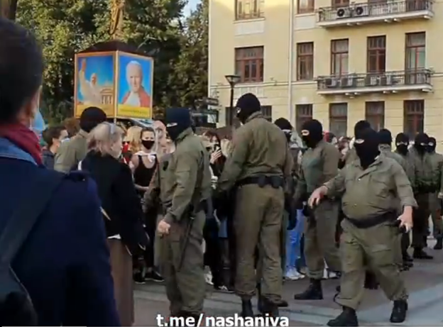 Security personnel wearing unmarked uniforms appeared in Minsk for the first time on September 5, 2020. These personnel reportedly were Belarusian riot police (OMON) in new uniforms. 3/x