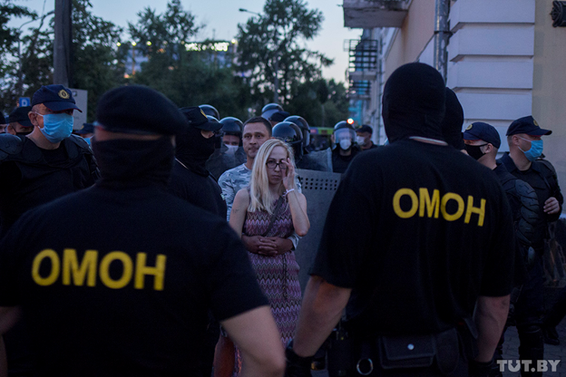 However, Belarusian OMON previously wore all black uniforms w/ identifying markings. It's unclear why Belarusian OMON would have changed their uniforms & removed markings. This was a strange (and still unexplained) development. 4/x