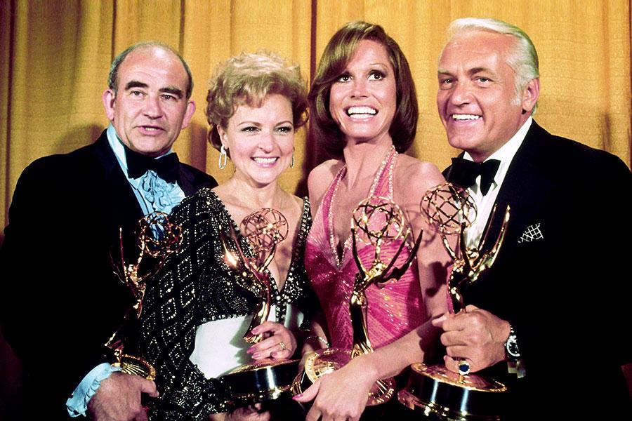 goldengirlsnews's tweet photo. In the 1970s #BettyWhite appeared as #SueAnnNivens, the #HappyHomemaker on #TheMaryTylerMooreShow. We loved her on the show! https://t.co/ZWLbXi3oG6 @TheOnlyEdAsner @ValerieHarper #GeorgiaEngel #TedKnight #MaryTylerMoore #GavinMacLeod #GoldenGirls @BettyMWhite #BettyWhiteBDay https://t.co/vatCH0tjmx