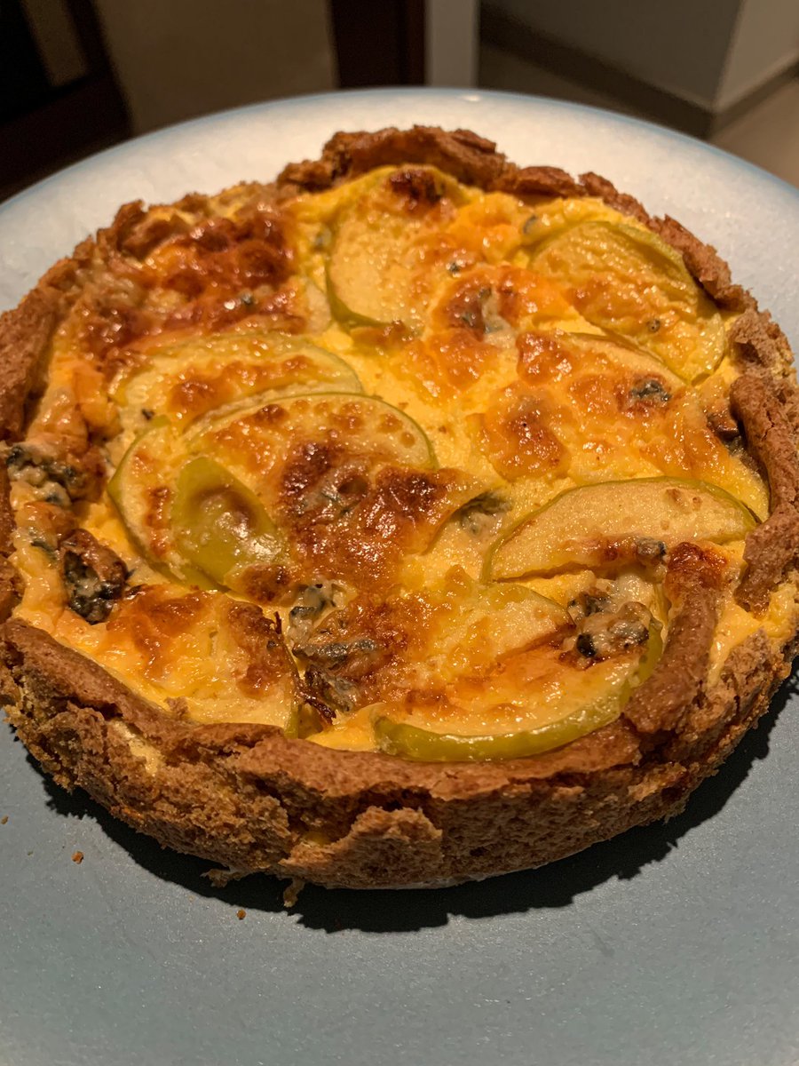 Mi versión de Quiche de pera y queso azul para cerrar las vacaciones. 

(Dificultad para desmoldar, por eso el acabado rústico jaja)