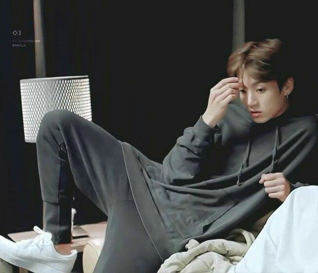 STUSSYJEON_'s tweet photo. jungkook in sweatpants ; a boyfriend material thread : https://t.co/udkZUGCk05