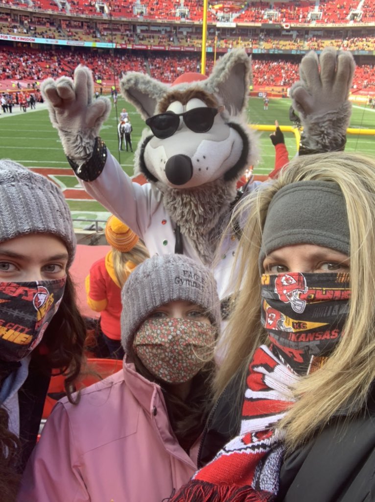 sable327's tweet photo. Having a blast with my daughters at the #Chiefs playoffs game! #RunItBack #ChiefsKingdom #KCWolf #CornerstonesofCare https://t.co/IzeGfrDefK