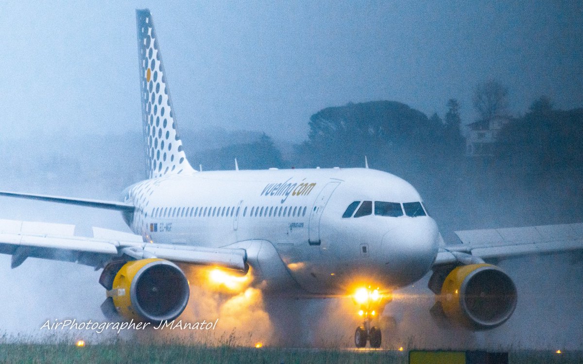 jmanatol's tweet photo. #BuenasNoches
Frenando #FullReverse en la corta pista de @DonostiAir #LESO la última vez que lo hizo un @Airbus #A319 de @vueling coincidiendo con el último día del 2020
@controladores @easbomberos #Handling #Seguridad #ControlFauna y #spotters todos listos
#goodnight #avgeeks https://t.co/oufw5bFo2T