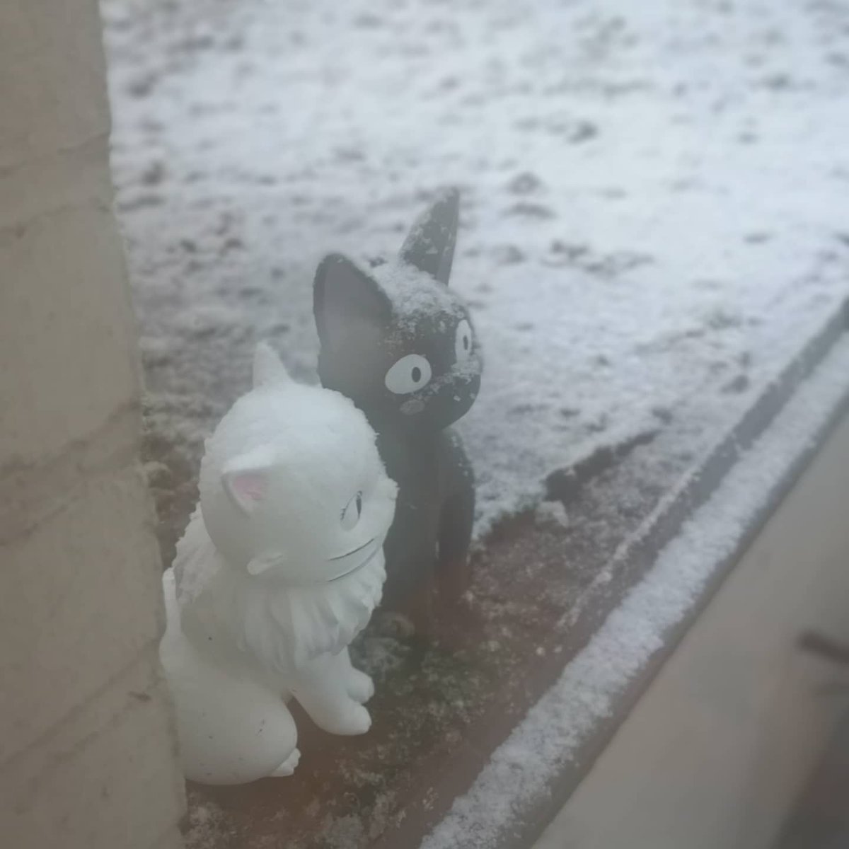 randolf_l's tweet photo. Jiji and his little friend.  From Kiki's  delivery service.  I mean from MyMiniFactory.  Now they guard the garage together ... Even in snow.
#3D #3dprint #3dprinting #pla #sovol #sovolsv01 #anime #animeart #ghibli #studioghibli #ghibliart #nerdy  #nerd  #cat #myminifactory https://t.co/VvaH1wBlbY