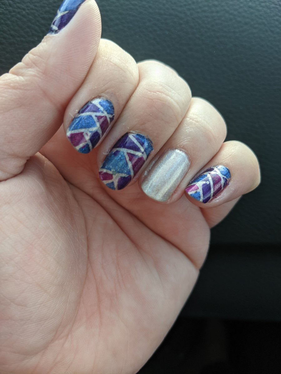jada_saurusrex's tweet photo. Finally tried the fishtail, I love how these turned out! Thank you @nailogical  and @holotaco for all of your inspiration and wonderful products  😊 https://t.co/mctsQaNdZZ