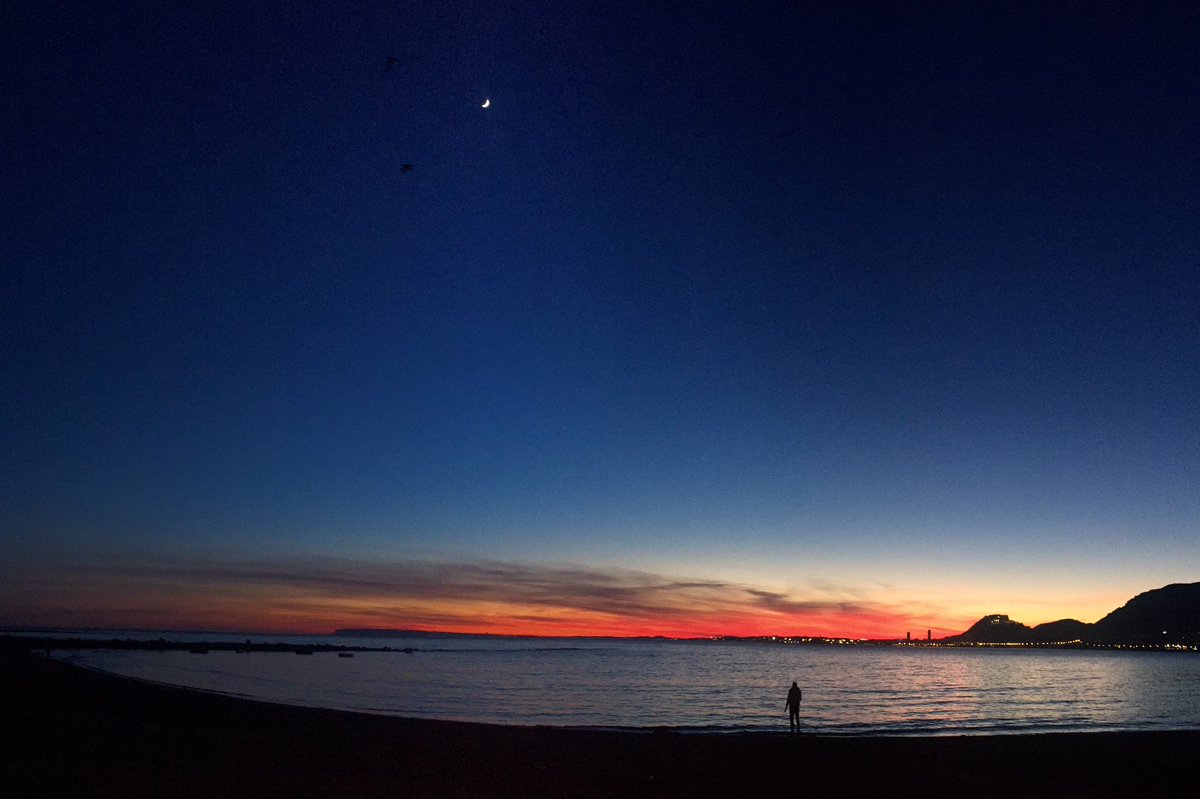 Inesgilh's tweet photo. @tiempobrasero Atardecer con luna y mar 😃 https://t.co/dt5Ayk1kAl