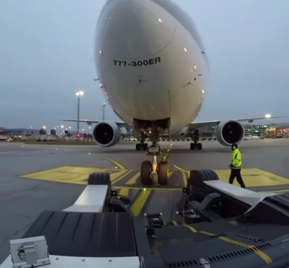 rijoxma's tweet photo. Boeing 777300ER / Lektro 
Instagram @rijoxma 
Twitter @rijoxma 
#rijoxma #aviationworld #aviationpic #rijoxma2021 #gselovers #aircraft #rijoxmalovers #rijoxmagse #rijoxma2021 #boeing #boeing777300 #boeing777300ER #boeing777300 #b777300 #b777300ER #gse #qatar #qatarairways #lektro https://t.co/M8ZDdYY7dc