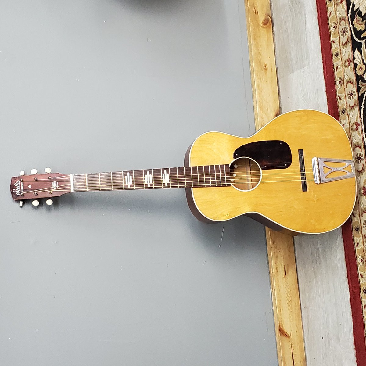 MusicGeorgetown's tweet image. 1960s Stella Harmony parlor guitar lovingly restored to great playing condition. Chunky neck, spray-paited fret markers, floating bridge and trapeze tailpiece. Made in Chicago. #georgetown_music #harmony #parlorguitar #georgetownmusic #sears