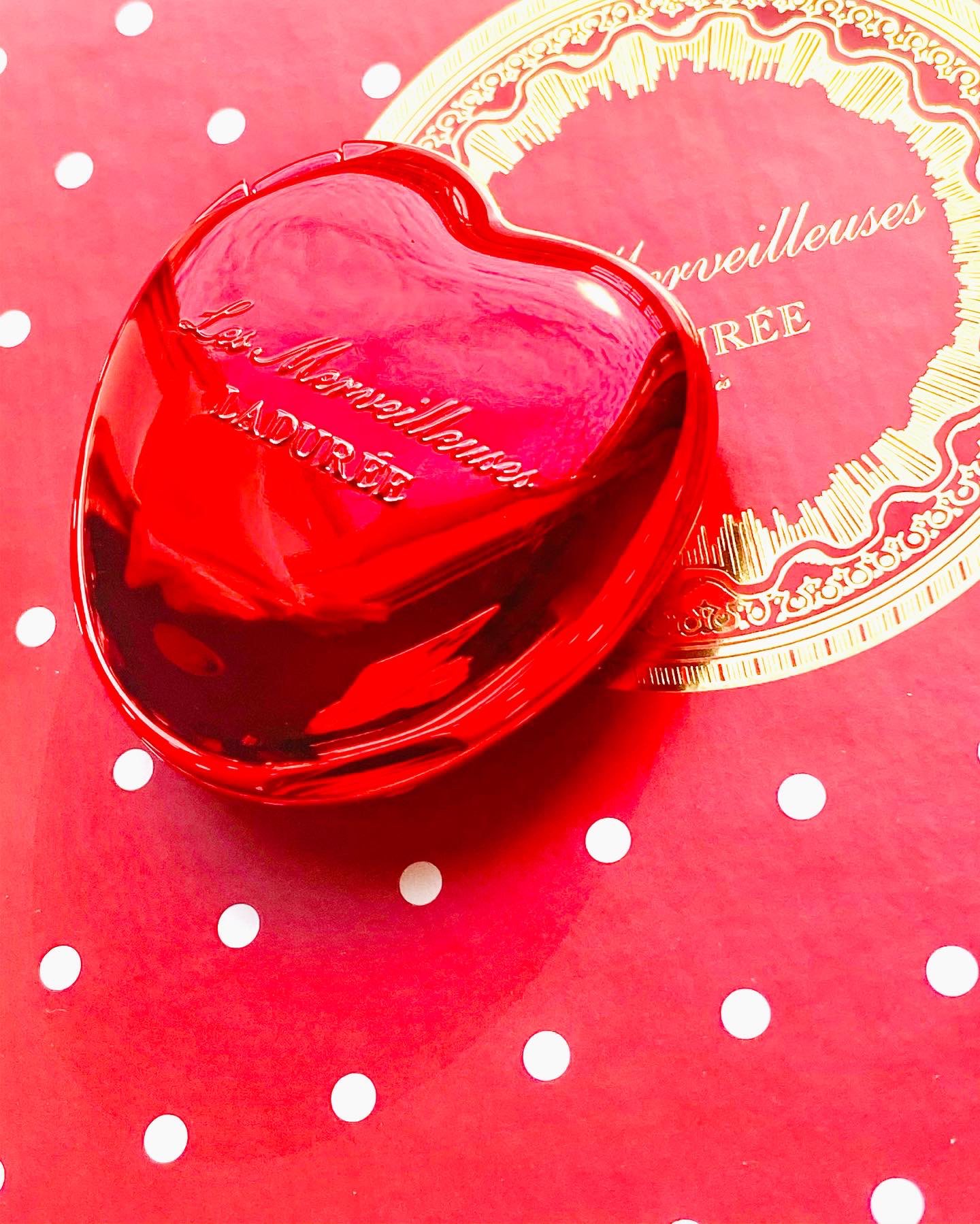 توییتر 安倍佐和子 در توییتر 続けてレメルヴェイユーズラデュレの春コレ 2月1日限定発売 手のひらにすっぽり収まる真っ赤なりんごのコンパクトはスペシャルパウダーコンパクト プレストパウダーです 同時限定発売のアップル バニラフレグランスセットもね