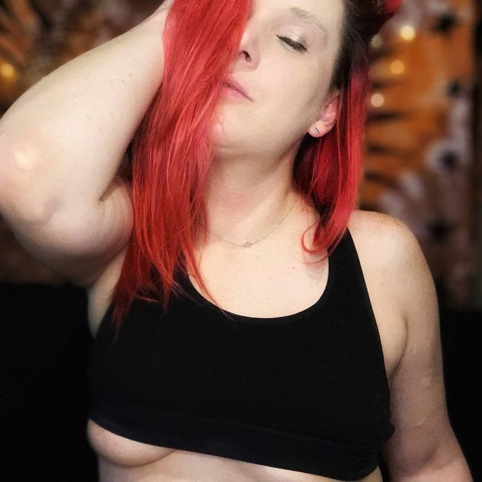 I am Allie.

A squirting and fetish princess.
Huge nerd and video game lover!
Find me here to see more