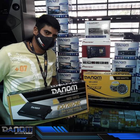 DanomOficial's tweet photo. @deibis_tablante el ganador de nuestro concurso #HermandadNavideña, ya recibió su premio en las instalaciones de @Topmusicvenezuela.
Felicitaciones y que disfrutes mucho ese gran obsequio.
👏👏👏👏👏👏👏👏👏 #AmplificaTuMundo
#Danom #AmplificaTuMundo #EscuchaTusSentidos https://t.co/xyMEZbhfDw