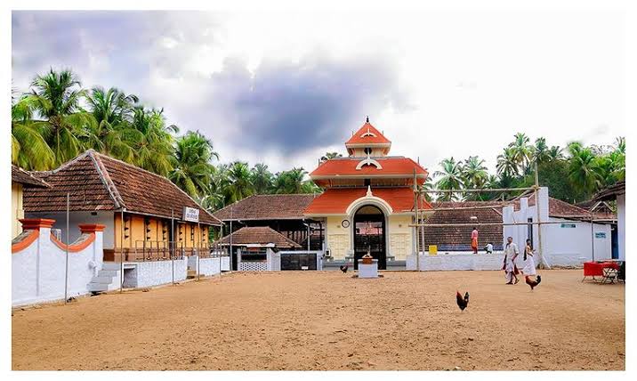 Pazhayannur Bhagavathy TempleThrissur, Kerala Also called "Rooster temple" #keralatemples  #Thread Pazhayannur Bhagavathy Temple, earlier known as Pallipurath Mahavishnu temple is of about 500 years old. This was a Mahavishnu temple, before Bhagavathy Prathishta.