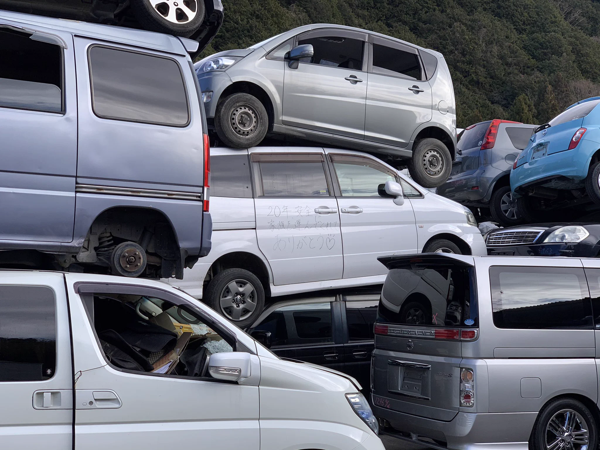 廃車の山の中に？20年間家族を安全に運んでくれた車があって切ない…