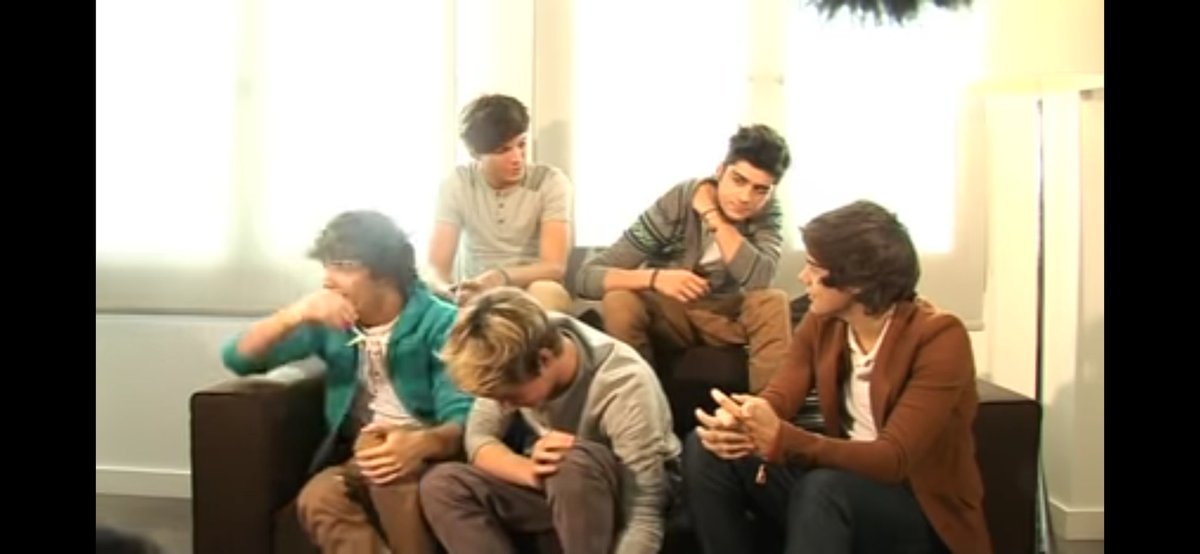 JULY* Ello mysteriously leaking an uncut interview full of fetus larry moments * Mark saying " I'll show H" * Louis following Harry on IG* Harry wearing the bee shirt on 14th BabyGate anniversary