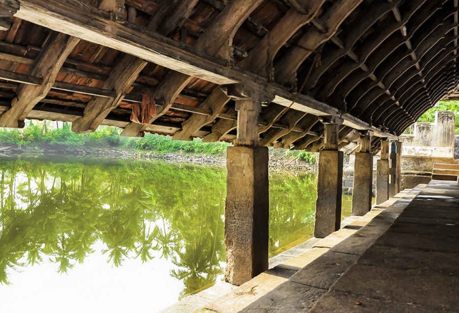 During a festival here, a small girl came inside the Thidappally (cooking area) of temple and asked for food. She sat inside Thidappally and ate the food provided to her and suddenly disappeared. The King who realized it was Devi, made all arrangements for  @SriramKannan77