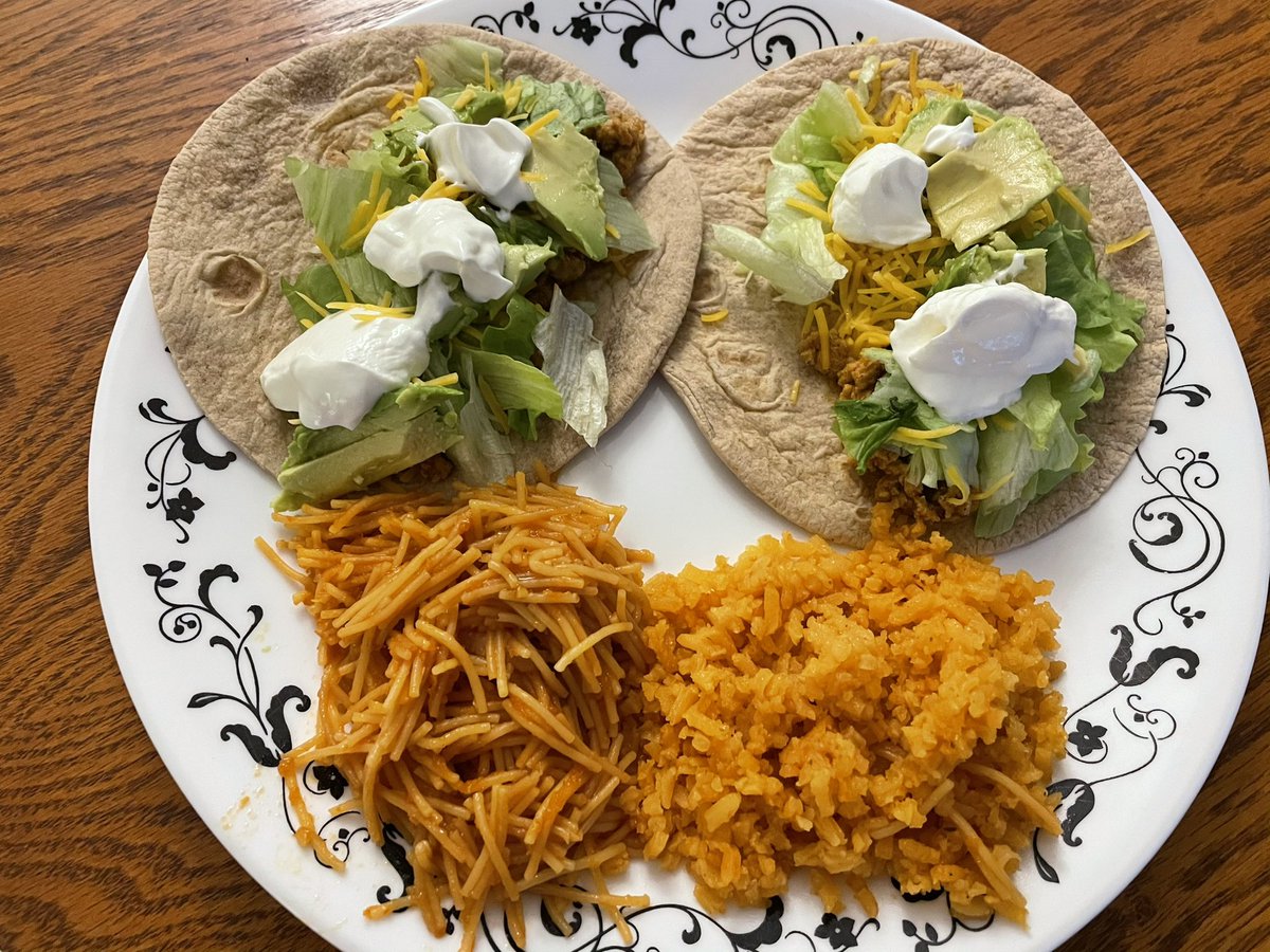QuePasaPrimo's tweet photo. Shout out to @ShaunLatham with the chicken taco seasoning assist #20DollarChef #ChickenTacos #Fideo #Arroz https://t.co/7AmaJB8jEY