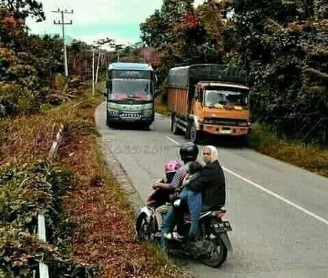 Terkadang kita sudah di jalur yang benar, tapi karena mereka punya kekuatan yang jauh lebih besar, strategi menepi dan diam sejenak adalah langkah yang tepat.

☕️🌹