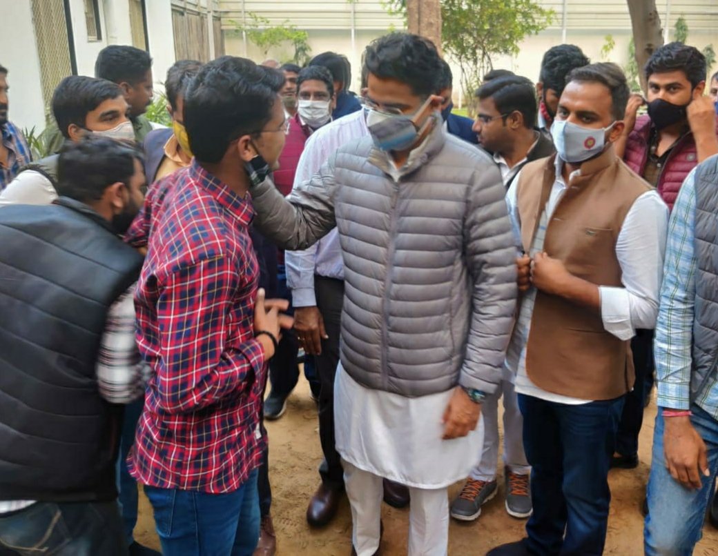 ManojBhambu4's tweet photo. आँखों की ख्वाहिशो का रुतबा बढ़ जाता है..............।
जब "पायलट-साहब" का हाथ कंधे पर रखा जाता है...।।
#अपनापन❤ @SachinPilot https://t.co/4euqZliOi2
