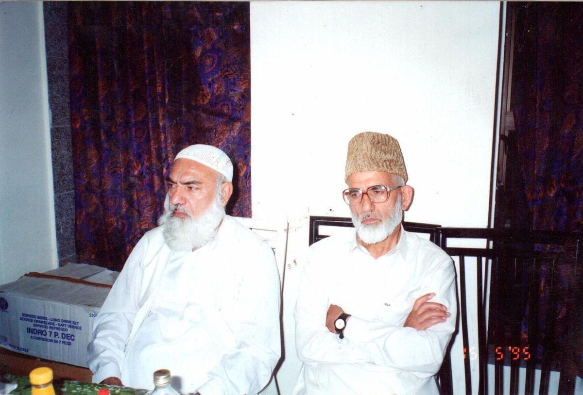 AsaadFakhar's tweet photo. سید علی شاہ گیلانی اور قاضی حسین احمد صاحب کی جدہ کی یادگار تصویر۔ ایک نظریہ ، ایک سوچ، ایک فکر، ایک منزل ! https://t.co/h7Qpo60xBi