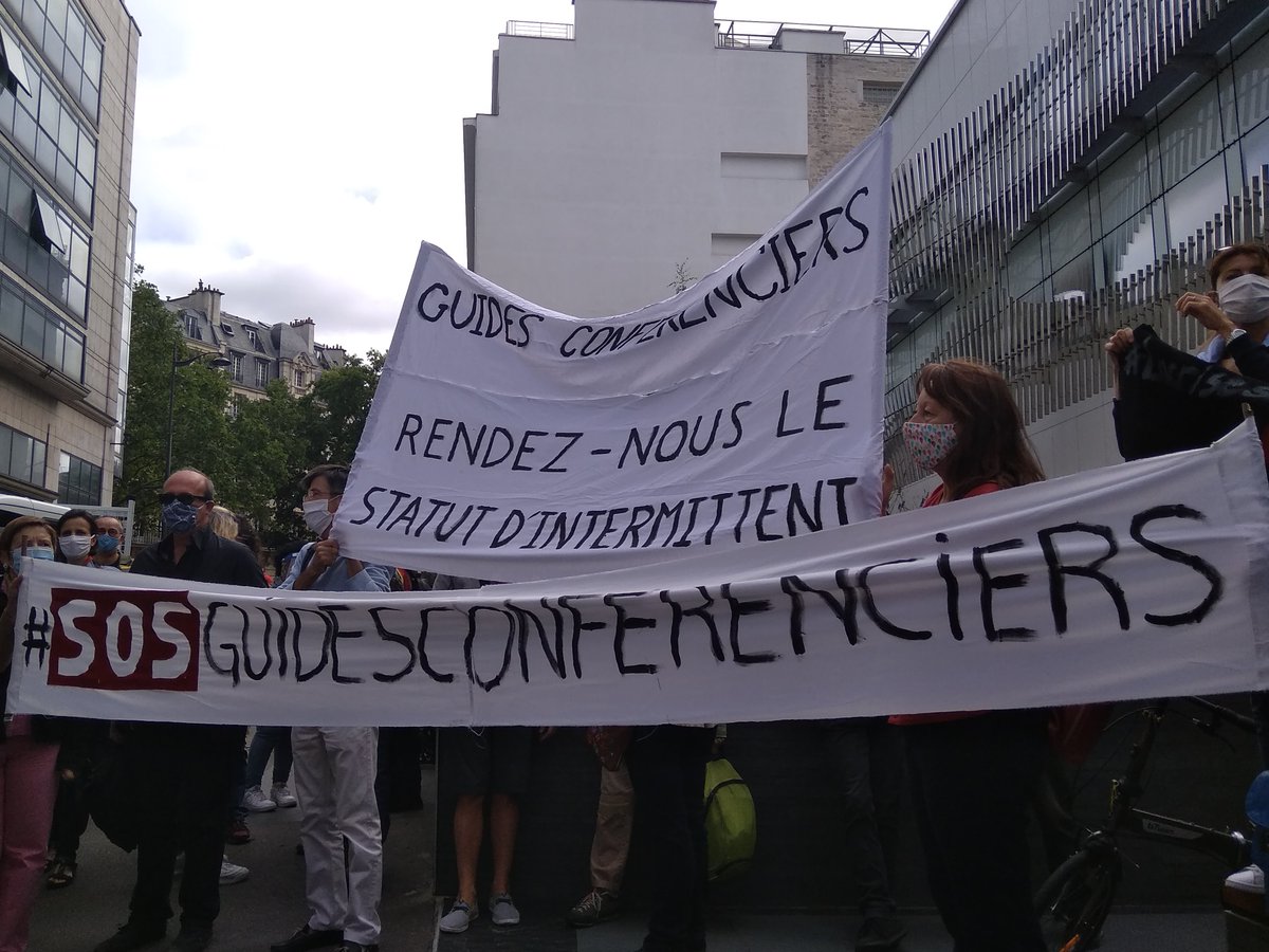 D94Chris's tweet photo. Je souhaite à toutes celles et ceux qui me suivent...ou pas, une Année 2021 bien meilleure,que celle de M.... que l'on vient de passer. Et j'ai envie de lancer le Hashtag: #en2021onlacherien ✊✊ #cddu #extra #maitredhotel #guideconferenciers #cphre #opre #Restauration Cc @cphre https://t.co/GYTy99e9Sp