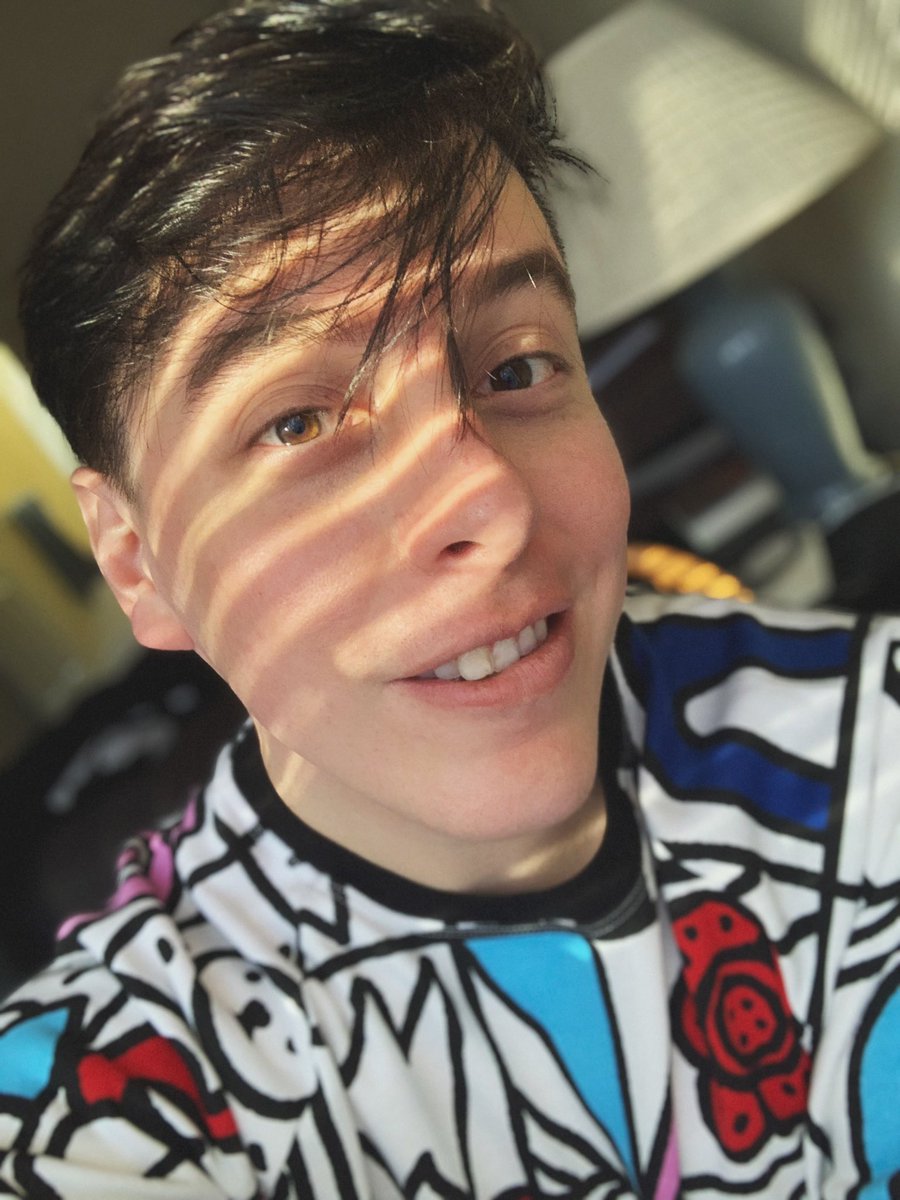 Working on emails but the Sun’s got me wanting to take a nap like a cat... 💻