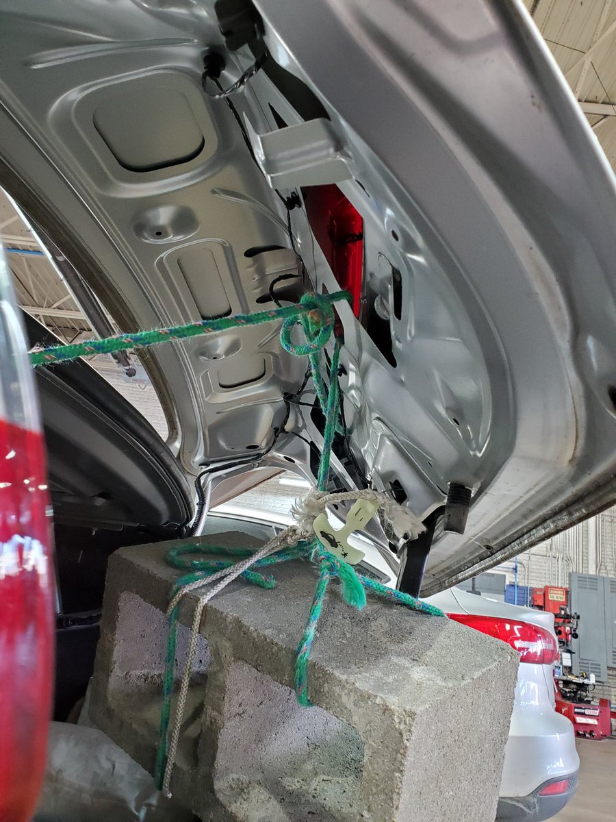 TheShawnB_'s tweet photo. Had a customer today that stated her trunk wouldn’t stay closed.
This is what my tech found preventing it from opening itself 😳 https://t.co/fYaPyV3W0C