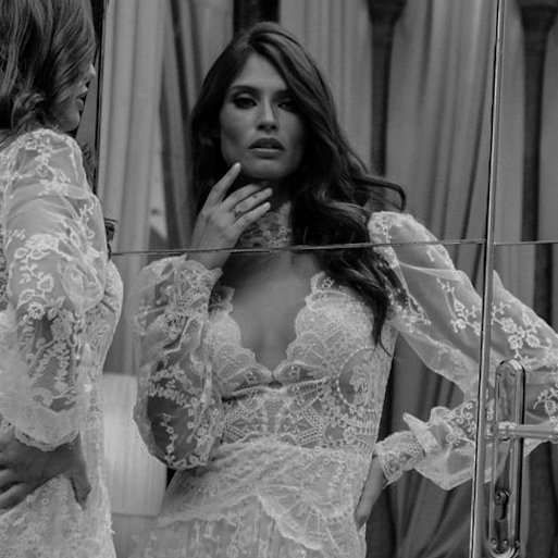 ── Cuándo ya noches mías ignoradas e intactas, sin roces. Y cuando ya mi vida, mi ardua vida, en soledad como una lenta gota queriendo caer siempre y siempre sostenida cargándose, llenándose de sí misma, temblando, apurando su brillo y su retorno al río. Ya sin temblor ni luz.