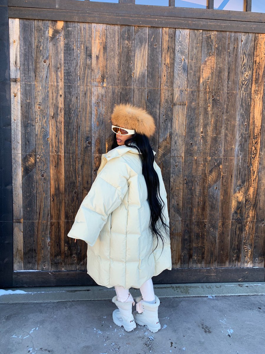 dearra's tweet photo. and I’ll do it uhgin 🥶❄️ https://t.co/ns01frhDBs