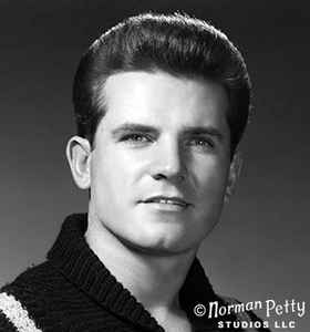 txmusicoffice's tweet photo. Gone But Not Forgotten:

#Lubbock remembers those lost in 2020, including musicians Mac Davis, Larry Trider, and James Braxton.

Learn more: https://t.co/eTB42VxfPd via @lubbockonline https://t.co/3MTKyG7M7J