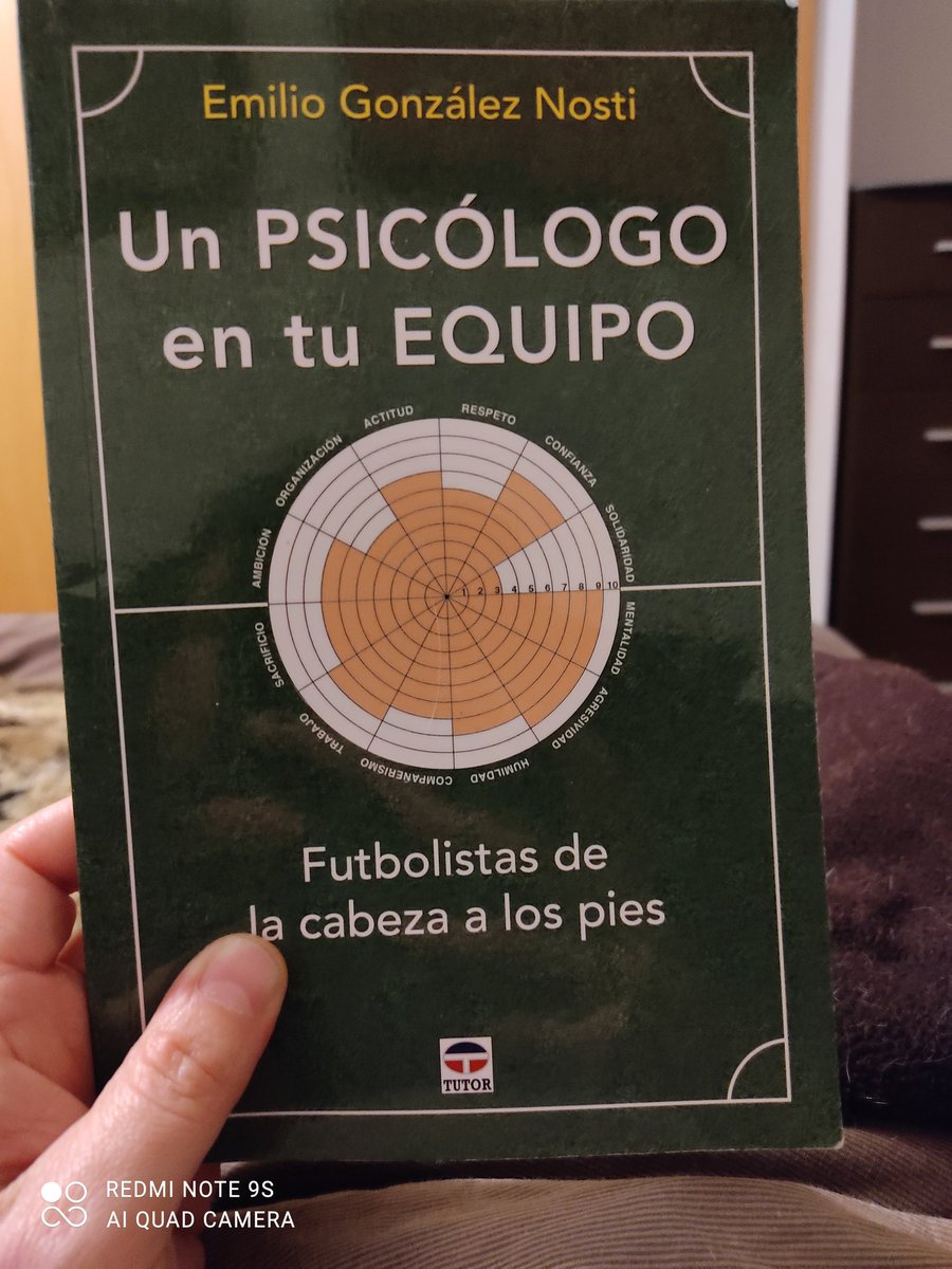 pandiello's tweet photo. @emigleznosti Esperando a que lleguen los reyes con la mejor lectura...😁 https://t.co/QT0uGkYsqX