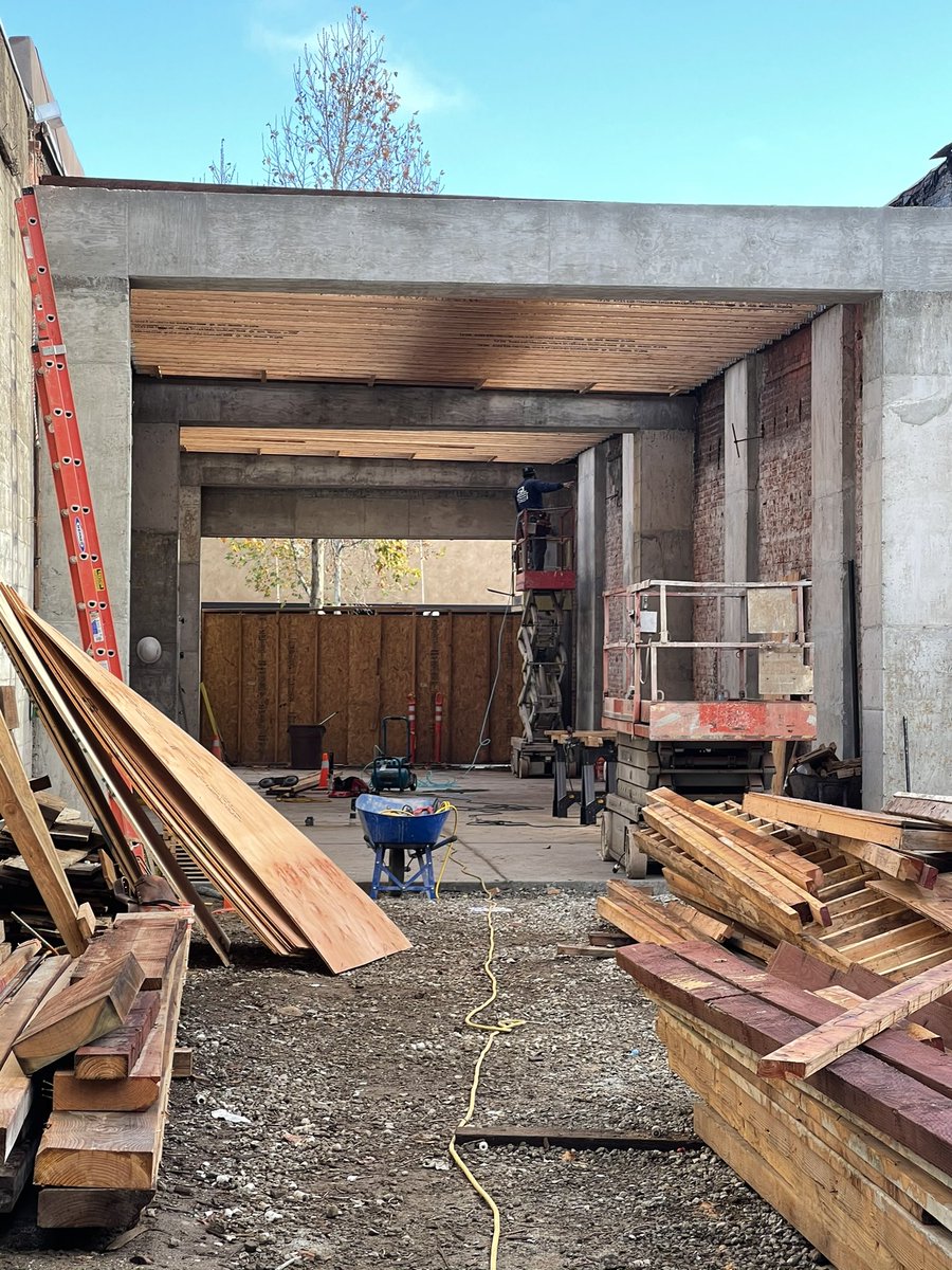 SettleDown_Beer's tweet photo. Our roof is being put together. Very soon the building at 7515 Monterey Road will be complete and we can start bringing in our equipment. #gilroy #downtowngilroy #gilroybrewed #sdb #settledownbeer #settledownbrewing #drinklocal #bayareabeer #beer #bayareacraftbeer #supportlocal https://t.co/Zwxj88ow2l