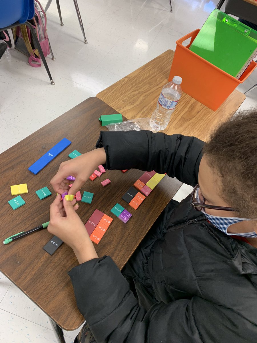 MrRileysRoom's tweet photo. Used fraction tiles to find equivalent fractions. Then we wrote our findings on a chart. Kids get fractions so much easier when it’s visual. @ButcherGreene @kellyvinesnash https://t.co/Mo6UoQaGxd