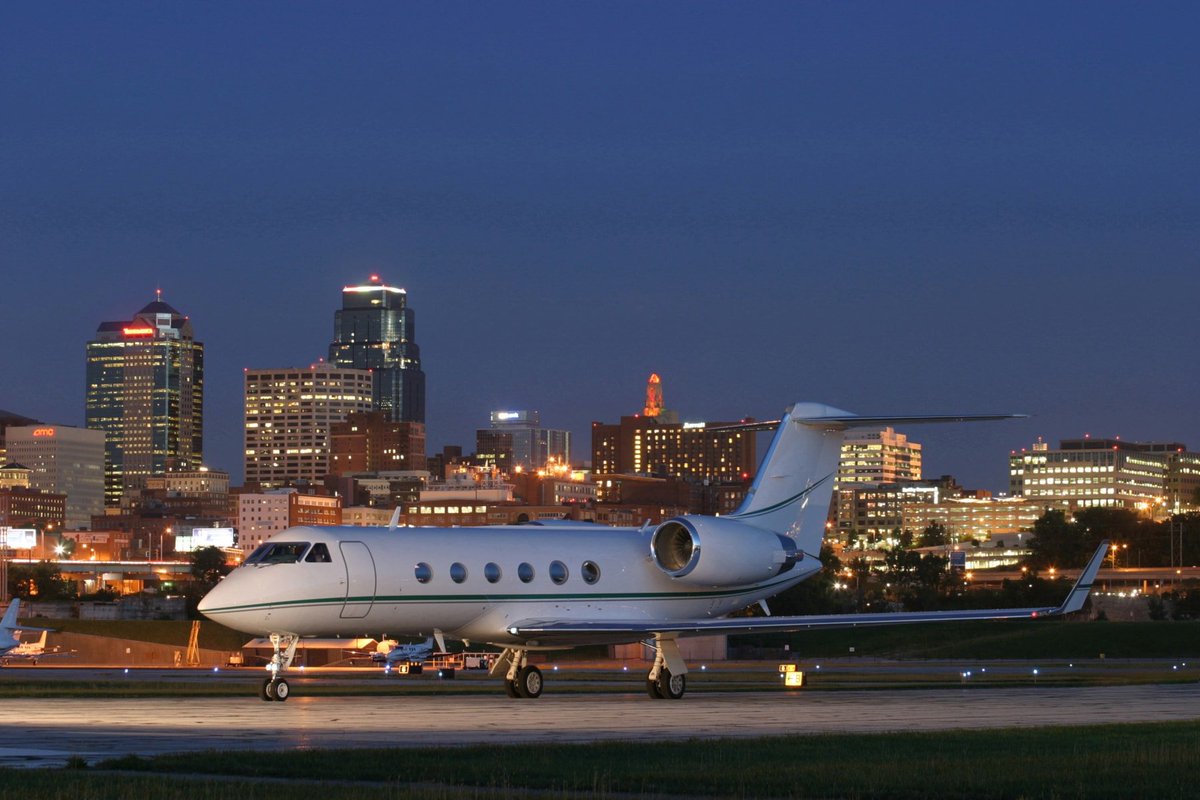 FBOfuel's tweet photo. @FlyMKC has uploaded new photos of their #airport and #FBO! If flying into the KC area be sure to stop in and say hello! 
https://t.co/ubGaPJ0JrT

#avgeek #Pilot #bizav #avpic #flying https://t.co/mI3Y8B5x7w