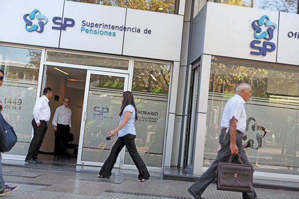 DFinanciero's tweet photo. #segundoretirodelaafps Requerimientos totales ya superan los 7 millones https://t.co/KPOmSsfPLS https://t.co/zLgVGYodO3