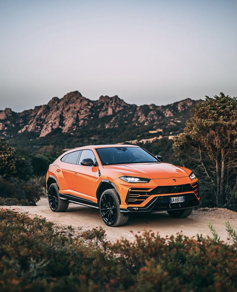 AutoEZ_com's tweet image. The Lamborghini Urus takes luxury SUV’s to the next level #lamborghini