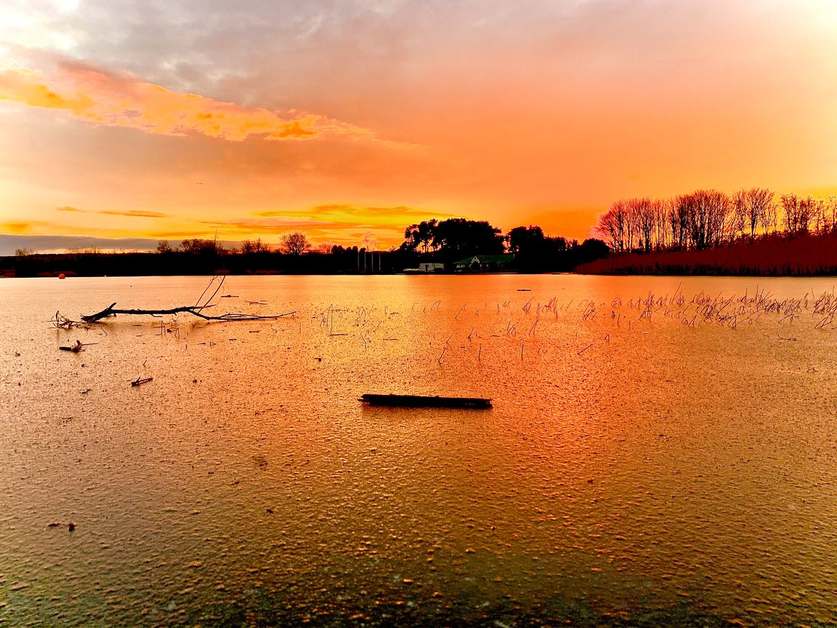 bigbillyhello's tweet image. A frozen Loch Leven tonight! Stunning! #winterwalks #Scotland #sunset